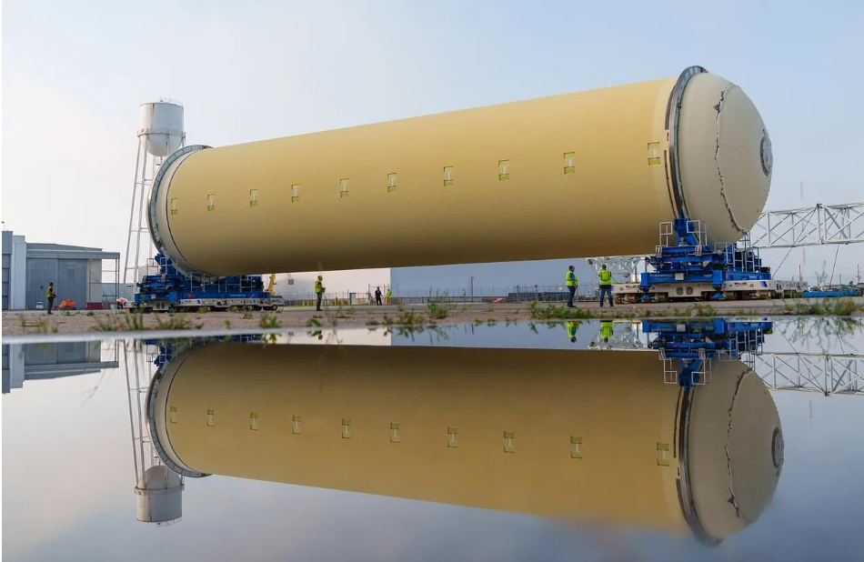 Casaco laranja completo: foguete lunar em movimento