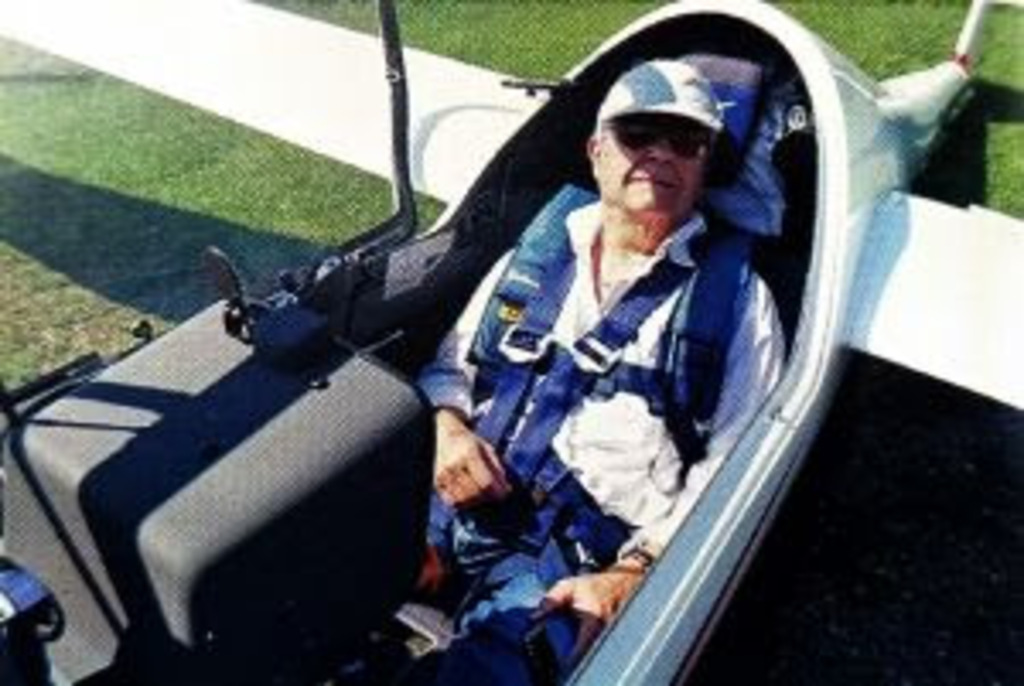 Sobrinho-neto de Santos Dumont mantém vivo o legado da aviação no Brasil