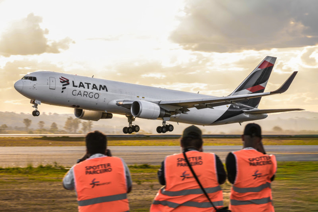 Spotter Day: Quando a paixão por aviação aterrissa na pista de pousos e decolagens