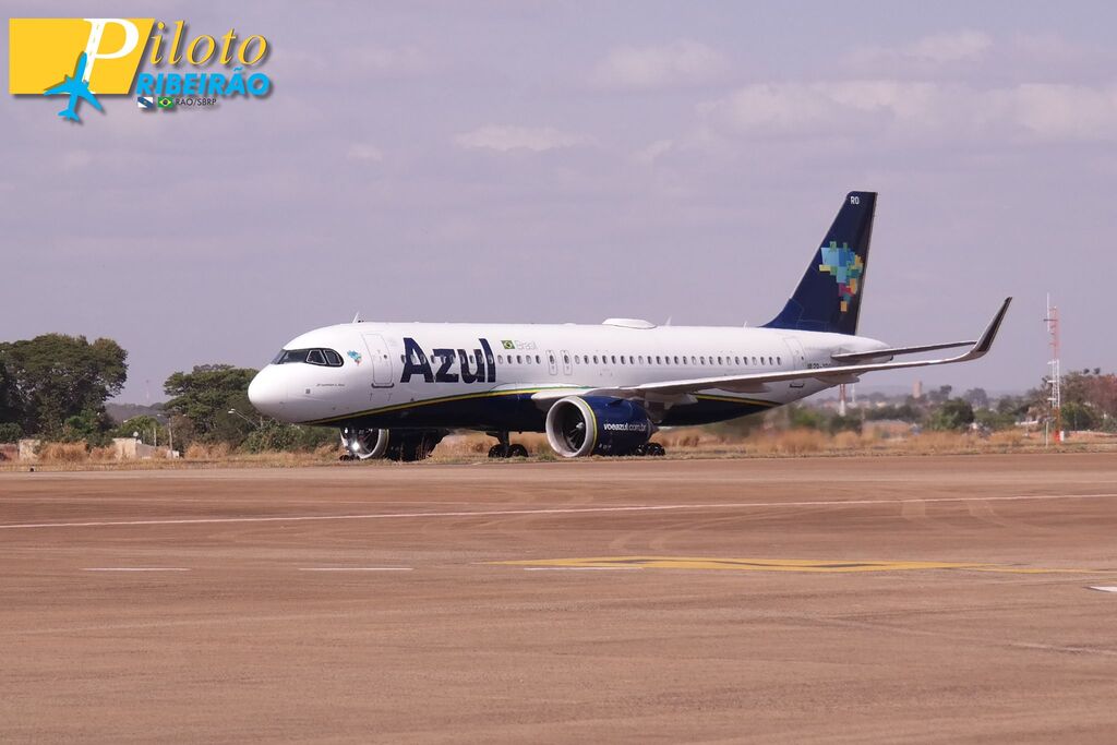 Aeronave da Azul Linhas Aéreas na pista, exibindo seu esquema de cores azul e branco, e o logotipo 