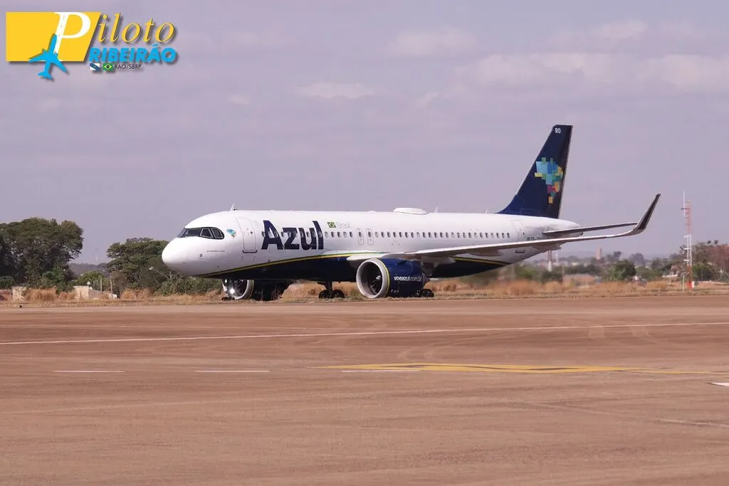 Aeronave da Azul Linhas Aéreas na pista, exibindo seu esquema de cores azul e branco, e o logotipo 