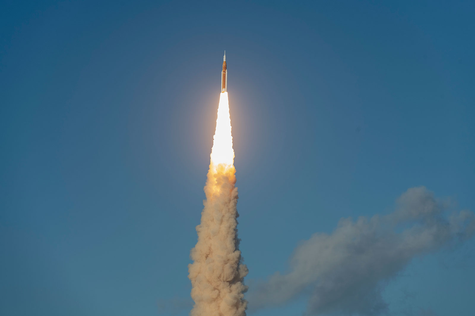 Foguete SLS da NASA durante a decolagem para o lançamento da missão Artemis II.  