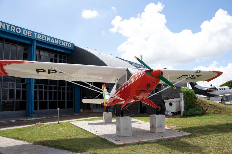 Centro de Treinamento da Anac, em Brasília, recebe avião Aero Boero para exposição permanente