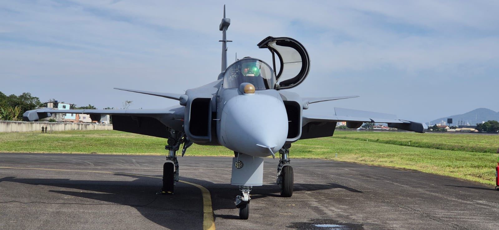 Décimo Gripen da FAB decola do Aeroporto de Navegantes rumo à Base Aérea de Anápolis