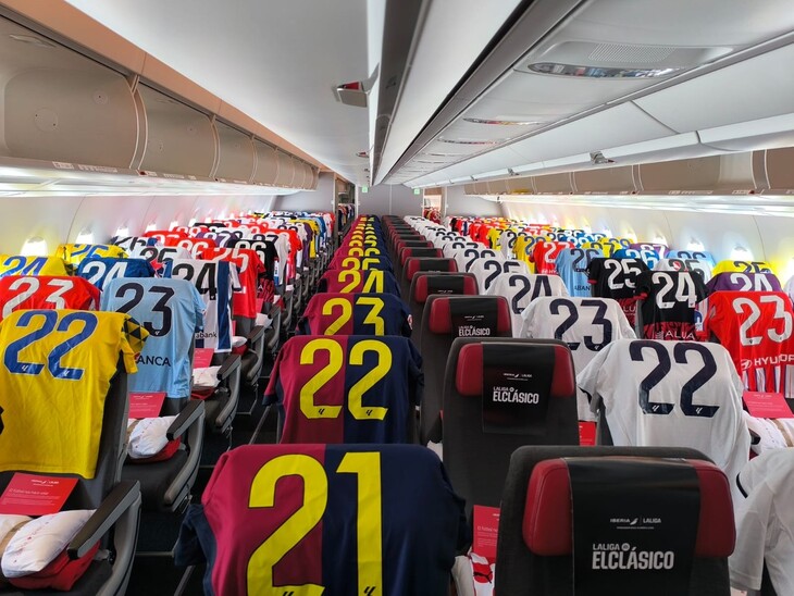 Clientes da Iberia acompanham a emoção do “ELCLÁSICO de LALIGA EA SPORTS” a 30 mil pés de altura