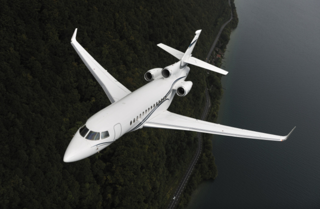 Comparação de viagens aéreas de luxo: jato particular, primeira classe e táxi aéreo