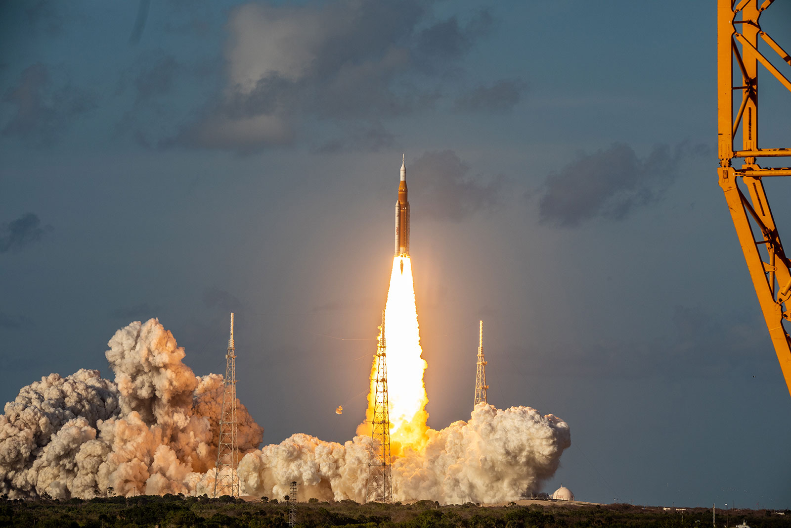 Decolagem do foguete SLS da NASA para o lançamento da missão Artemis II.