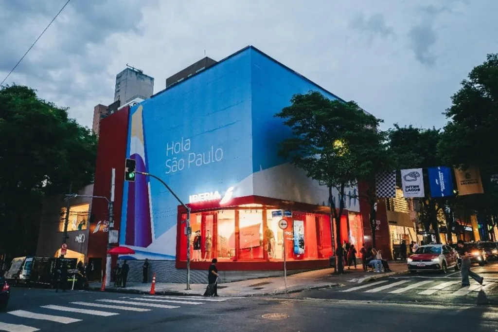 Fachada de prédio em São Paulo com grande banner da Iberia, dizendo 