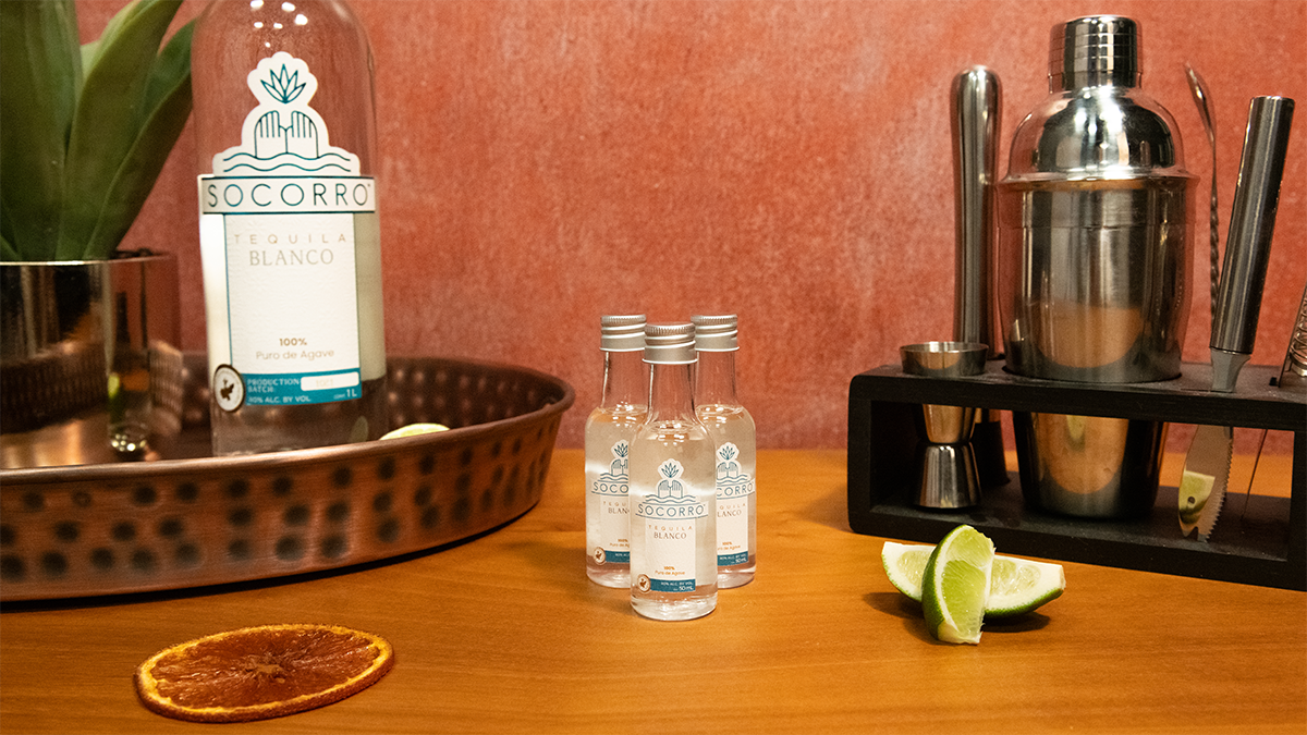 Um brinde a mais opções: a American lança tequila em voos e expande o menu de compra a bordo