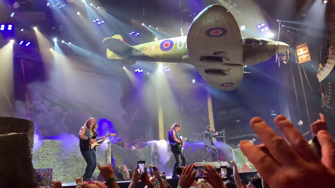 Exclusivo A banda britânica Iron Maiden chegou por volta das 16h Exclusivo A banda britânica Iron Maiden chegou por volta das 16h