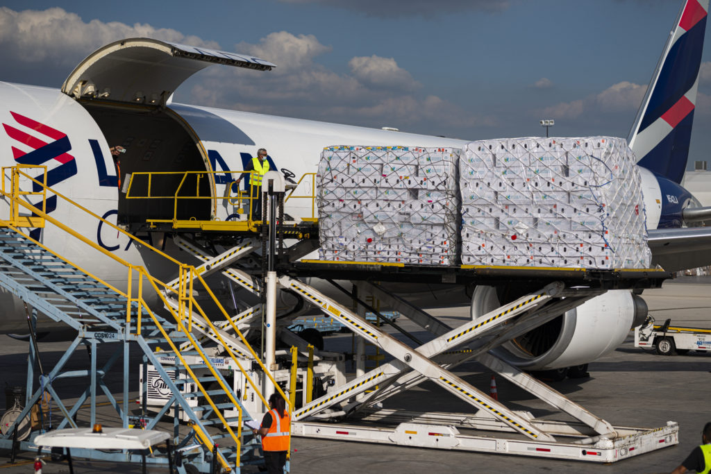 Liderança doméstica e internacional do mercado de cargas do Brasil agora é  da Latam Cargo