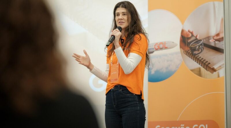Maira Pinheiro, Gerente Executiva de Comunicação Corporativa e Reputação da GOL, dá as boas-vindas aos participantes e explica sobre a iniciativa do Conexão GOL (Foto: Divulgação GOL)