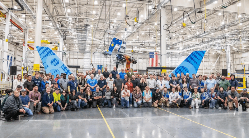 Colegas de equipe na Composite Spar Shop comemoram o início da produção do 777-8 Freighter. (Foto de Marian Lockhart)